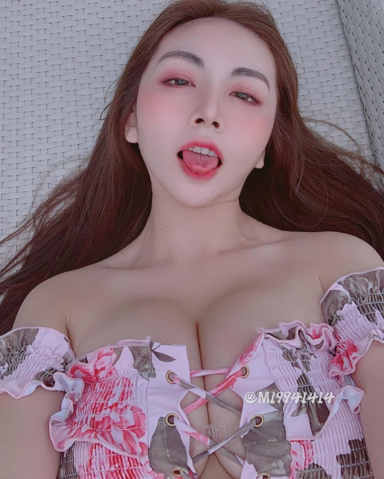 捷運前方小姐姐太優質…視線往下一飄「1/2豐滿胸器」盡收眼底：白嫩飽滿~周念薰-第1章-图片7