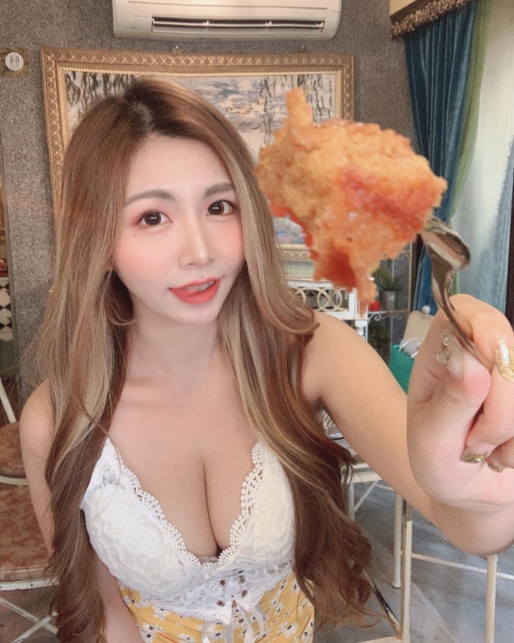 捷運前方小姐姐太優質…視線往下一飄「1/2豐滿胸器」盡收眼底：白嫩飽滿~周念薰-第1章-图片8