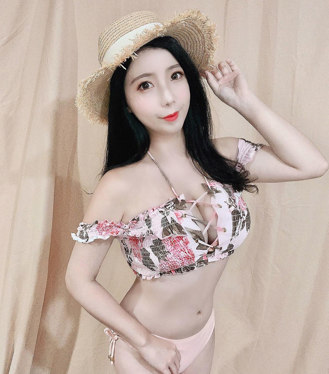 Bella Bella is super sexy... that pair is big and white.-第1章-图片2