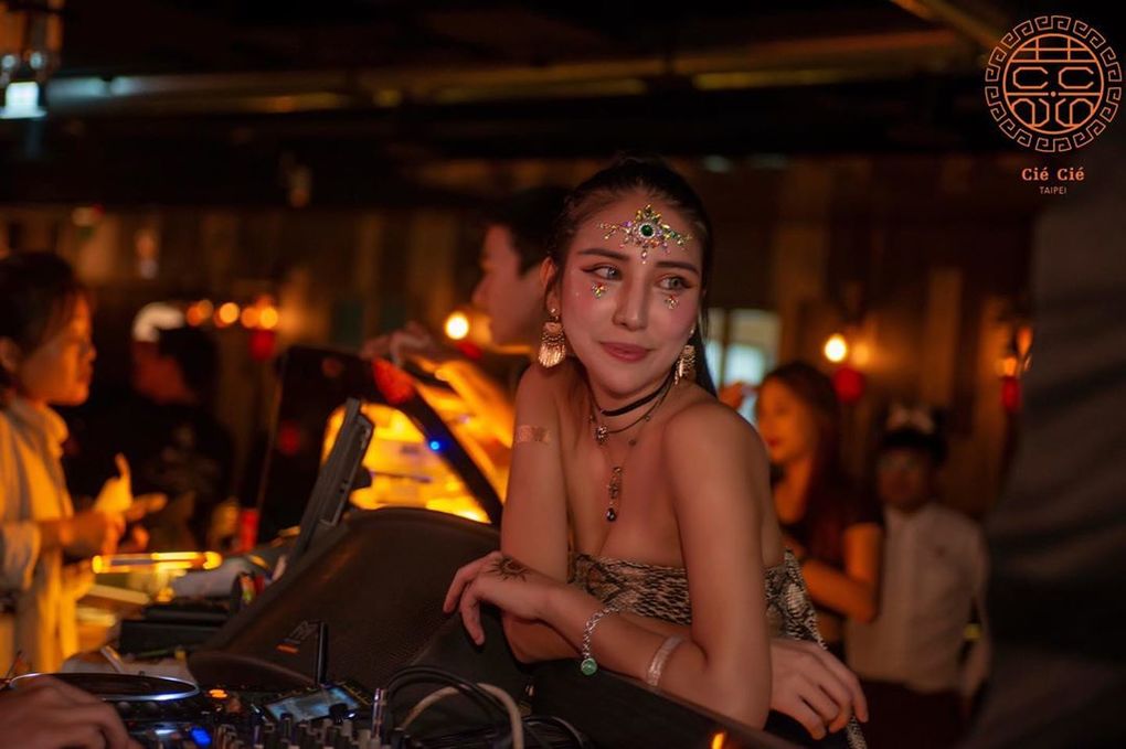 台俄混血美女DJ「若熙娘娘 DJ Rara」高冷臉蛋加上活潑個性，超美女神嗨翻每個派對-第1章-图片7