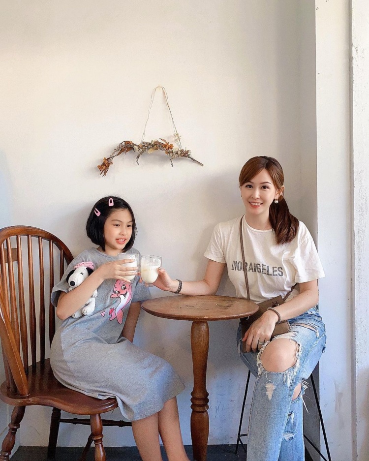 單身地方媽媽臉蛋凍齡「胸前滿滿母愛」形狀堅挺飽滿：想好好照顧她！~Kristina Lee-第1章-图片2