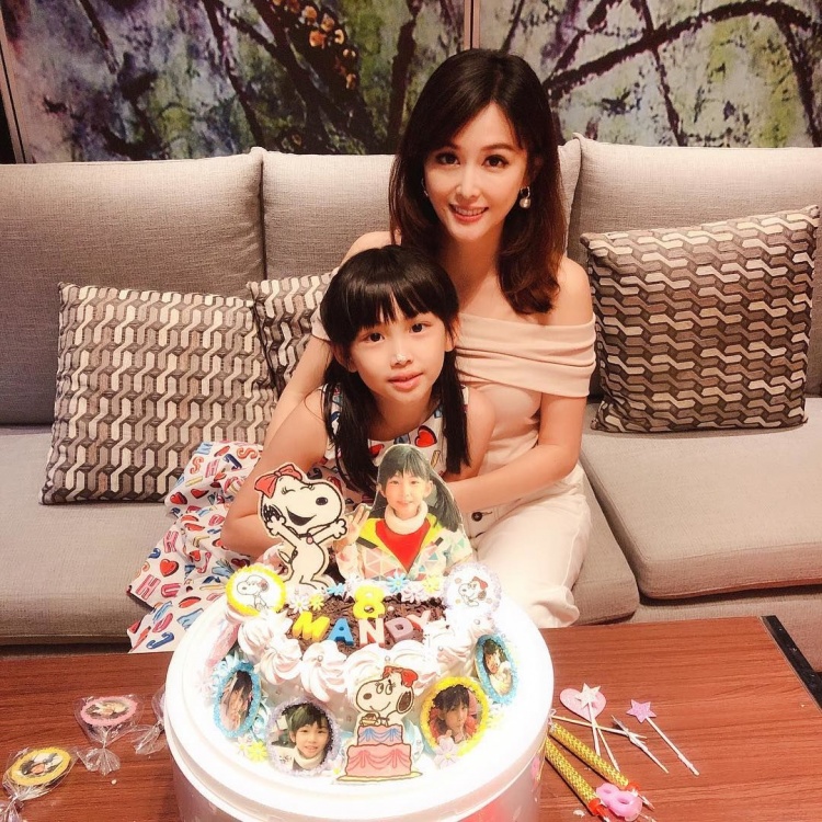 單身地方媽媽臉蛋凍齡「胸前滿滿母愛」形狀堅挺飽滿：想好好照顧她！~Kristina Lee-第1章-图片6