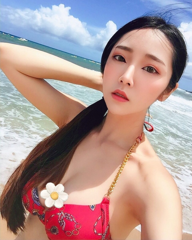 超犯規「仙氣臉龐＋渾圓雙球」長腿爆乳正妹海上戲水：泳裝完全撐不住XD~唐芮-第1章-图片5