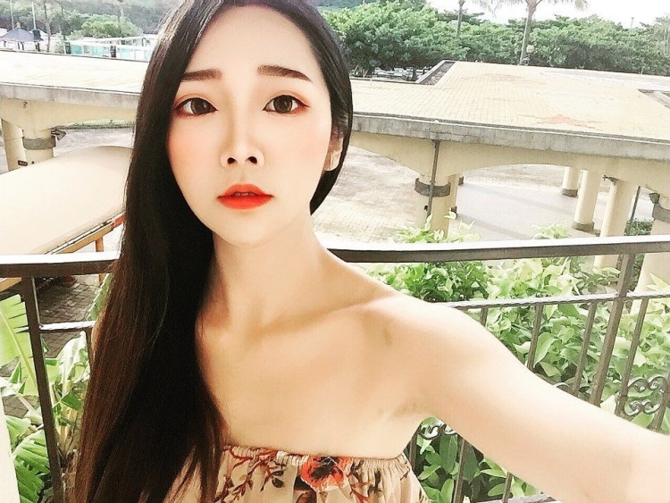 超犯規「仙氣臉龐＋渾圓雙球」長腿爆乳正妹海上戲水：泳裝完全撐不住XD~唐芮-第1章-图片6