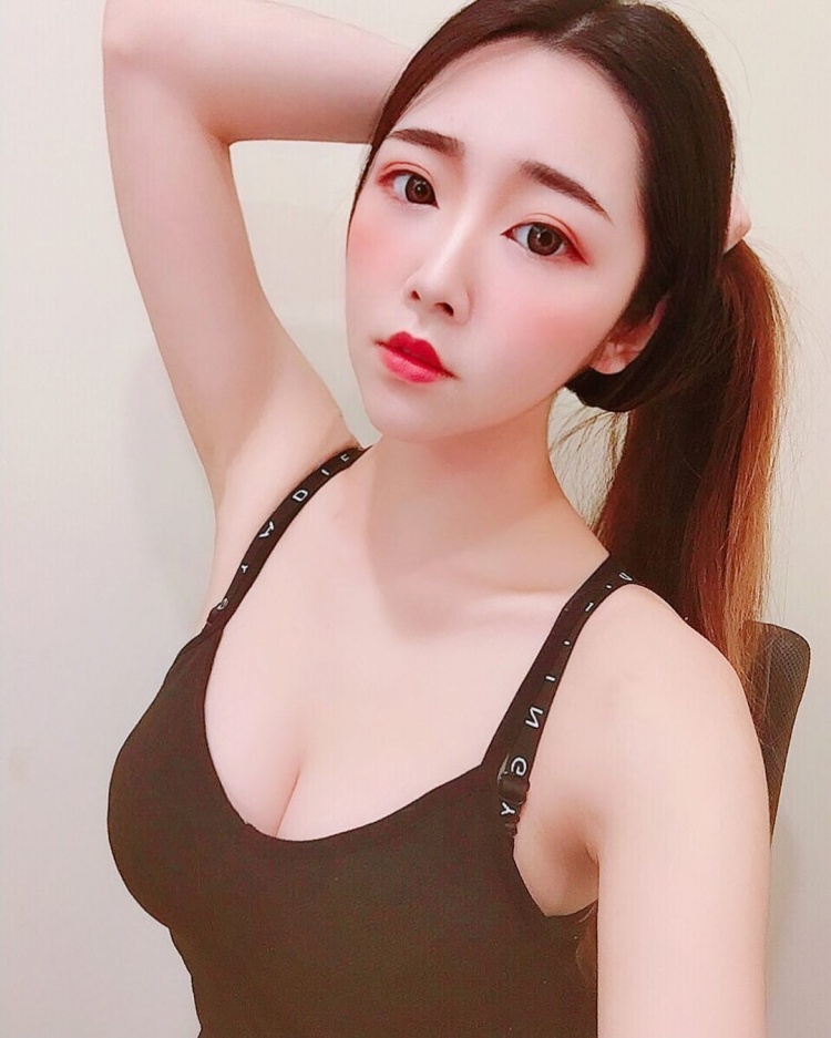 超犯規「仙氣臉龐＋渾圓雙球」長腿爆乳正妹海上戲水：泳裝完全撐不住XD~唐芮-第1章-图片7