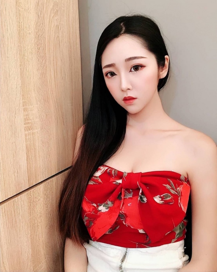 超犯規「仙氣臉龐＋渾圓雙球」長腿爆乳正妹海上戲水：泳裝完全撐不住XD~唐芮-第1章-图片8