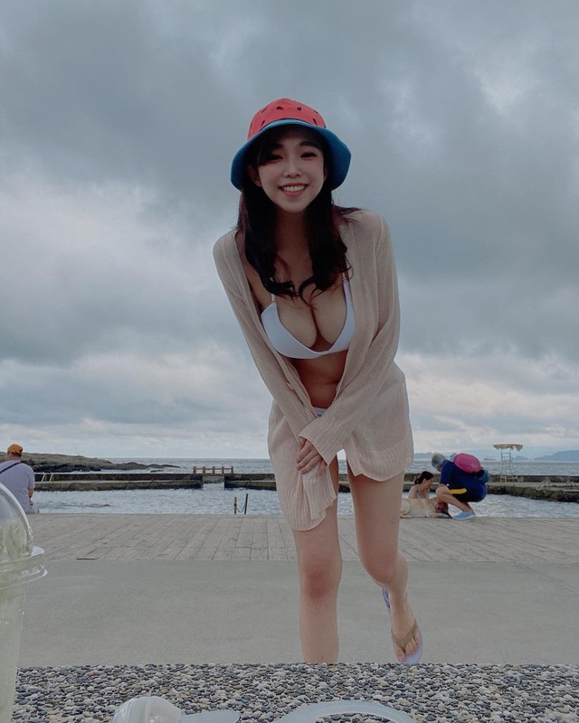 正妹米亞換上超養眼比基尼一彎腰雙球呼之欲出...每個遊客都在狂瞄她-第1章-图片4