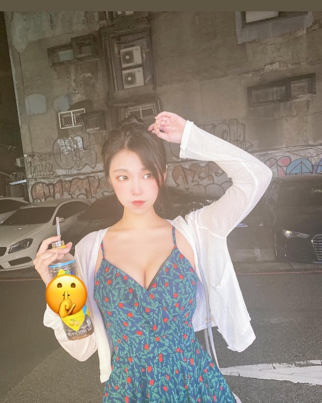 正妹米亞換上超養眼比基尼一彎腰雙球呼之欲出...每個遊客都在狂瞄她-第1章-图片5