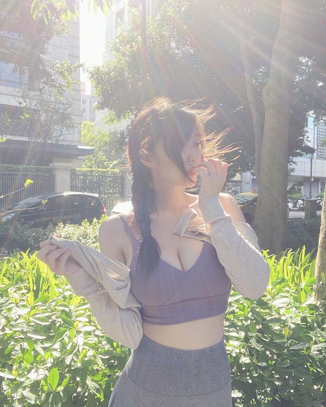 正妹米亞換上超養眼比基尼一彎腰雙球呼之欲出...每個遊客都在狂瞄她-第1章-图片10