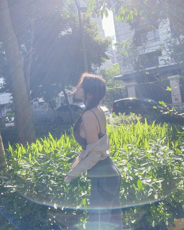正妹米亞換上超養眼比基尼一彎腰雙球呼之欲出...每個遊客都在狂瞄她-第1章-图片12