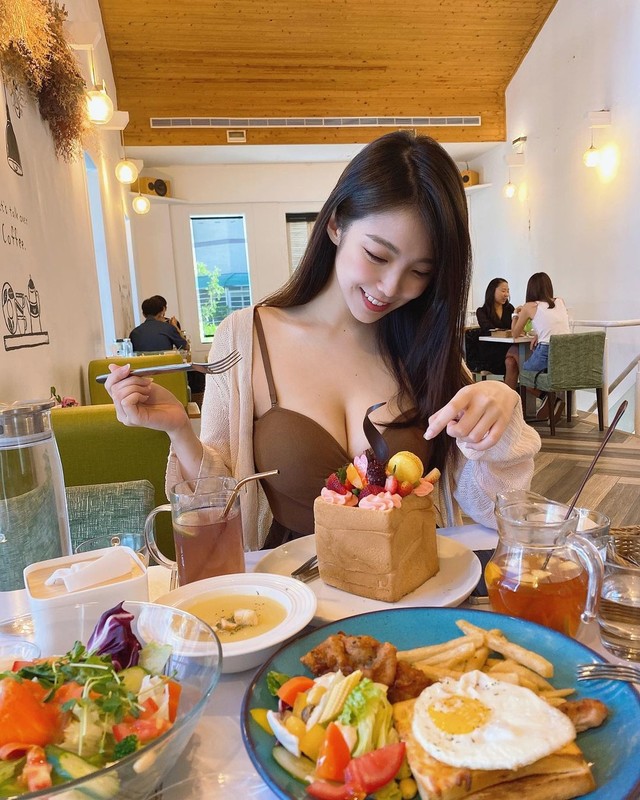正妹米亞換上超養眼比基尼一彎腰雙球呼之欲出...每個遊客都在狂瞄她-第1章-图片24