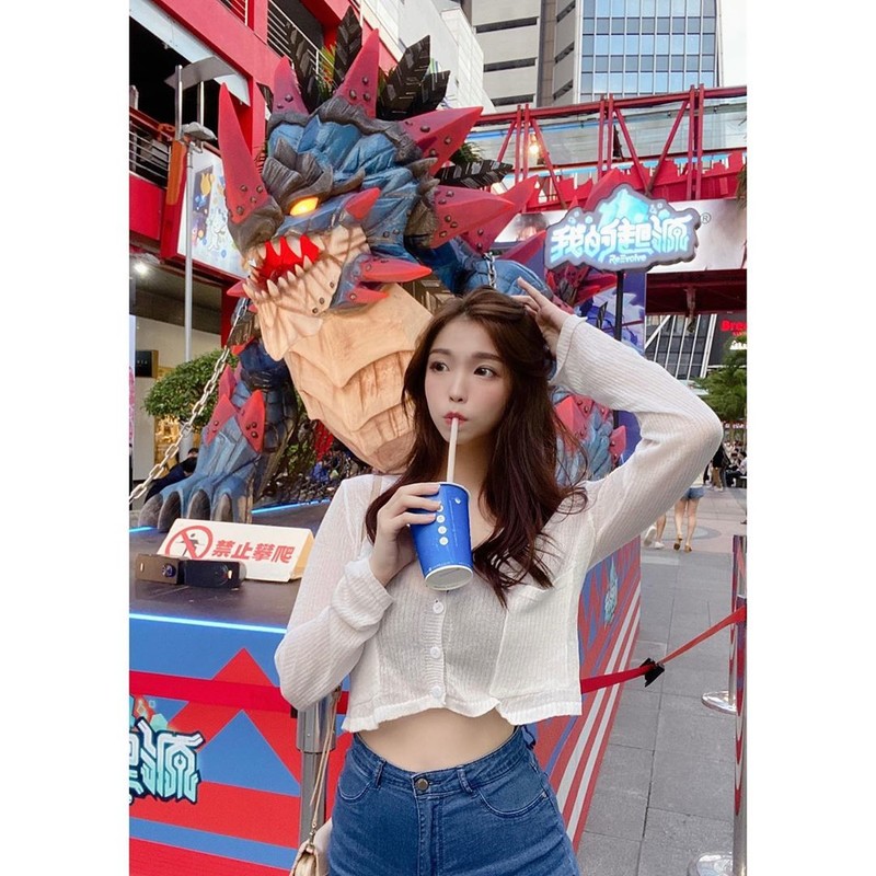正妹米亞換上超養眼比基尼一彎腰雙球呼之欲出...每個遊客都在狂瞄她-第1章-图片29