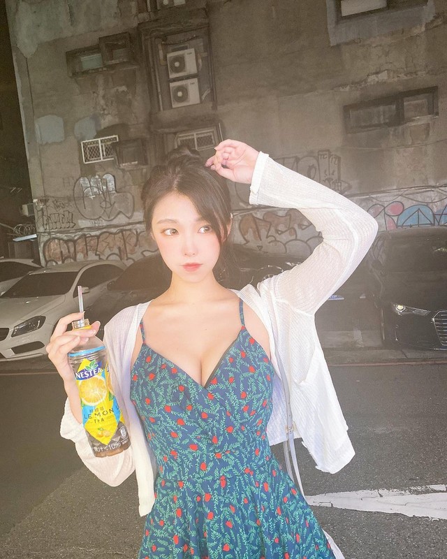 正妹米亞換上超養眼比基尼一彎腰雙球呼之欲出...每個遊客都在狂瞄她-第1章-图片31
