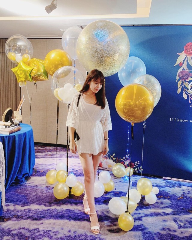 正妹銀行員蓉蓉漫畫屋大秀白皙美腿性感曲線穠纖合度美呆了-第1章-图片2