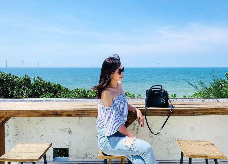 正妹銀行員蓉蓉漫畫屋大秀白皙美腿性感曲線穠纖合度美呆了-第1章-图片3