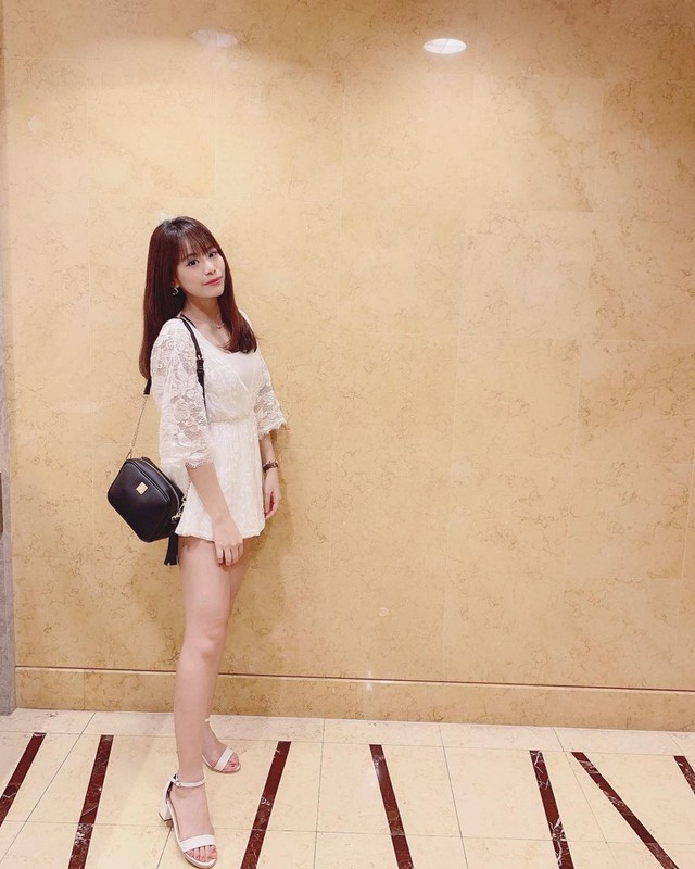 正妹銀行員蓉蓉漫畫屋大秀白皙美腿性感曲線穠纖合度美呆了-第1章-图片7