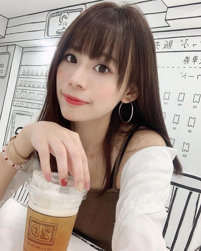 正妹銀行員蓉蓉漫畫屋大秀白皙美腿性感曲線穠纖合度美呆了-第1章-图片9