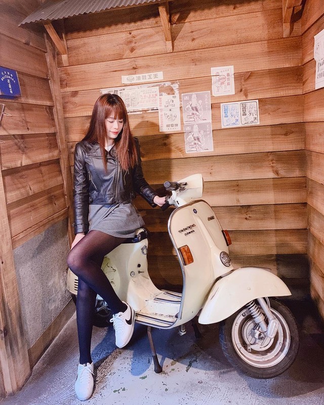 正妹銀行員蓉蓉漫畫屋大秀白皙美腿性感曲線穠纖合度美呆了-第1章-图片11