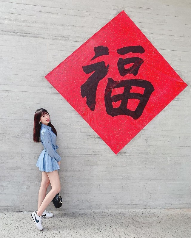 正妹銀行員蓉蓉漫畫屋大秀白皙美腿性感曲線穠纖合度美呆了-第1章-图片13