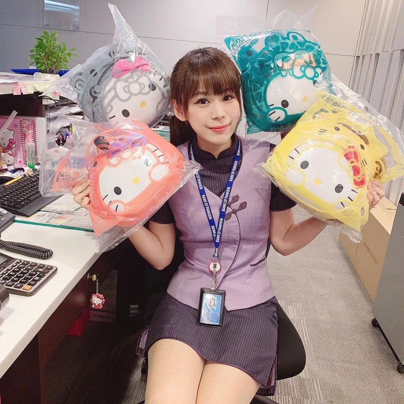 正妹銀行員蓉蓉漫畫屋大秀白皙美腿性感曲線穠纖合度美呆了-第1章-图片18