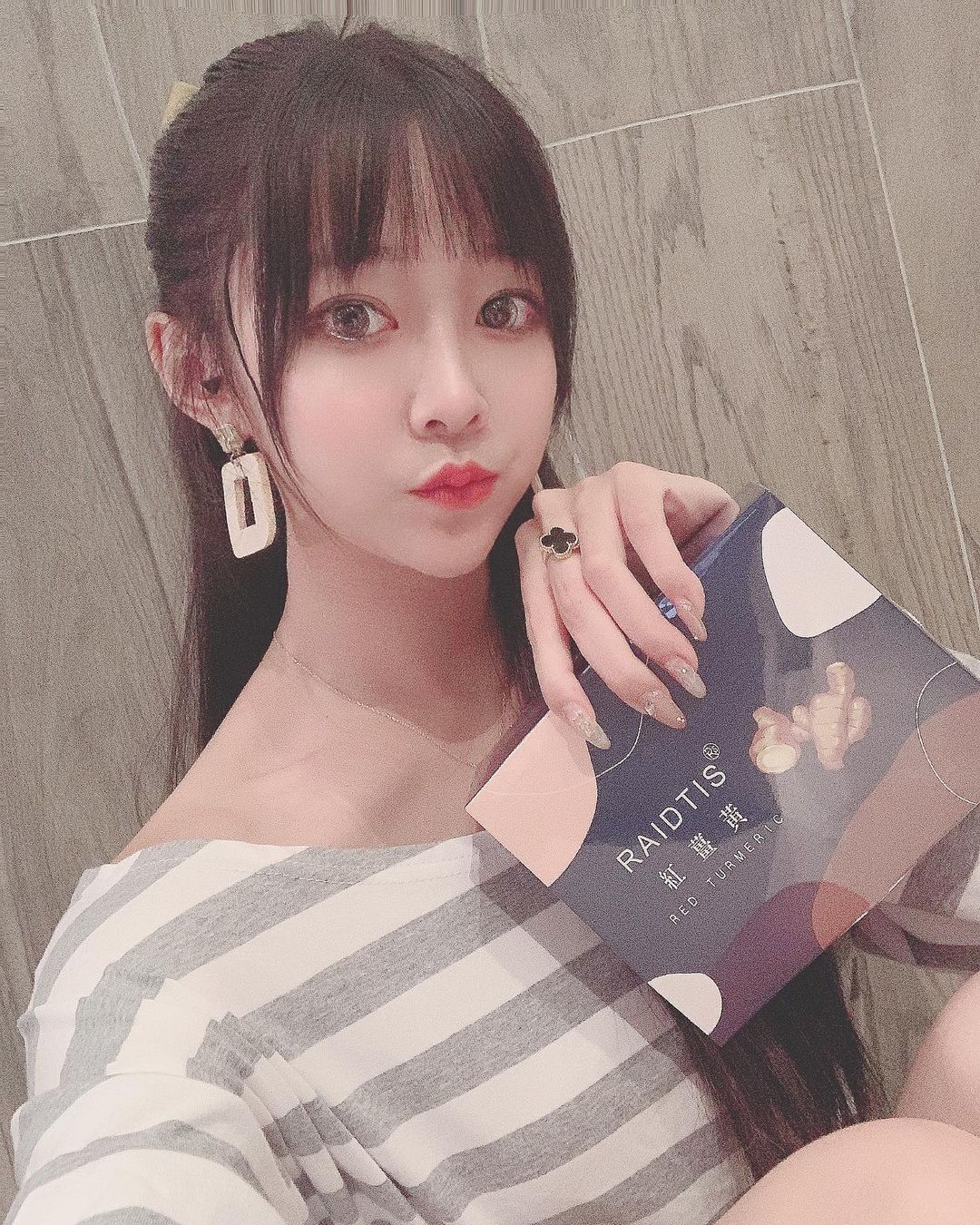 網拍正妹鄭婷 「身材太犯規」IG火辣美照大放送