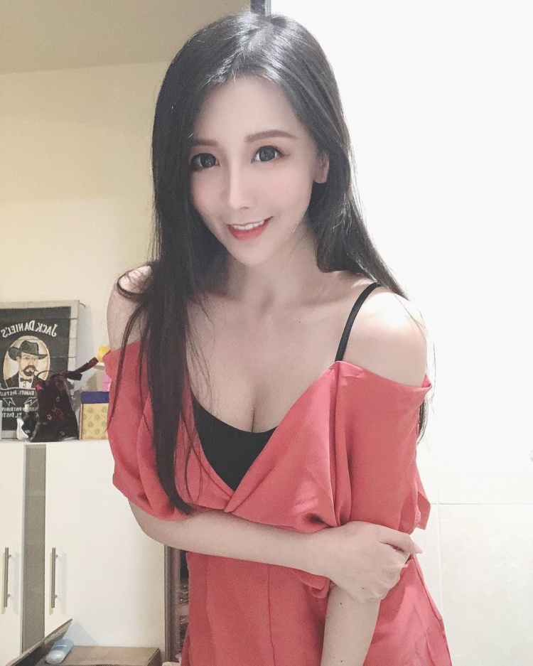 闖入大胸女神家！意外發現「神秘棒狀物」特殊癖好曝光~張摸摸-第1章-图片8