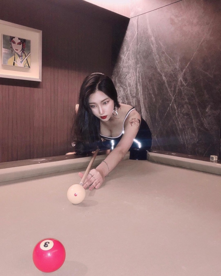 想當母球衝擊妳的心！氣質妹自帶「飽滿九號球」露出滿滿春光：一起打撞球-第1章-图片1