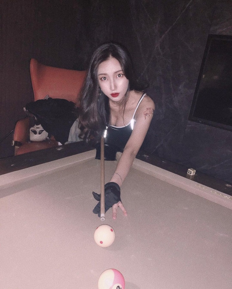 想當母球衝擊妳的心！氣質妹自帶「飽滿九號球」露出滿滿春光：一起打撞球-第1章-图片2