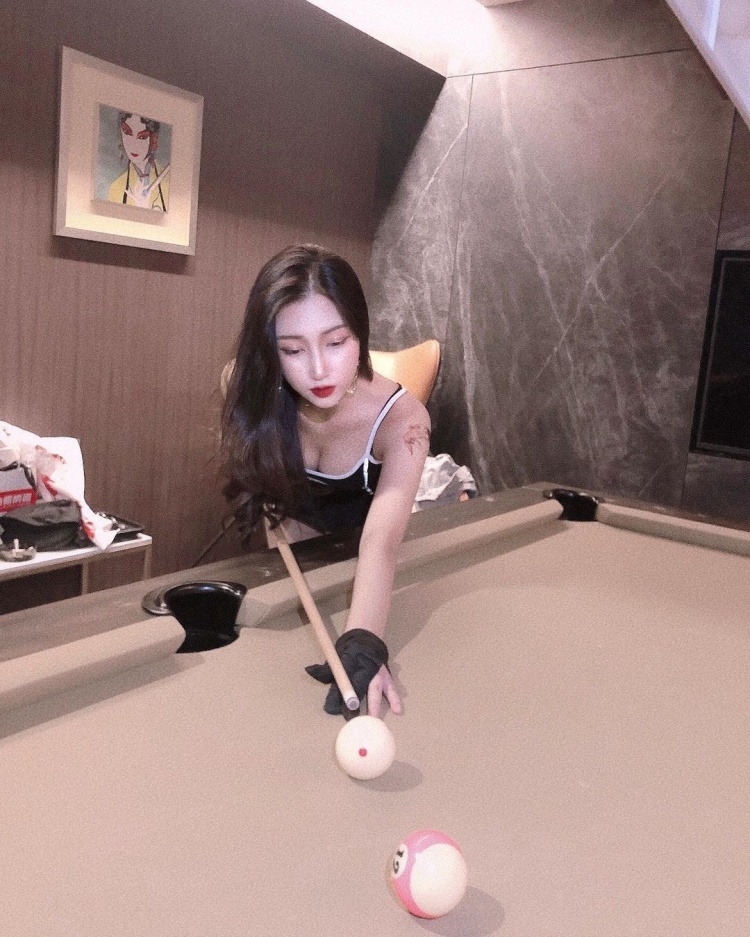 想當母球衝擊妳的心！氣質妹自帶「飽滿九號球」露出滿滿春光：一起打撞球-第1章-图片3