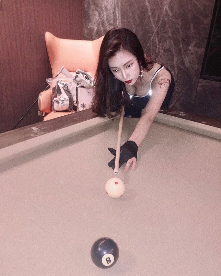 想當母球衝擊妳的心！氣質妹自帶「飽滿九號球」露出滿滿春光：一起打撞球-第1章-图片4