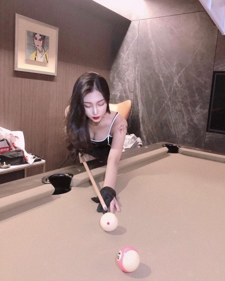 想當母球衝擊妳的心！氣質妹自帶「飽滿九號球」露出滿滿春光：一起打撞球-第1章-图片5