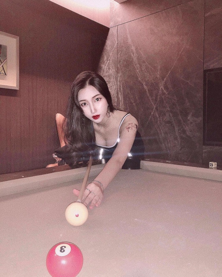 想當母球衝擊妳的心！氣質妹自帶「飽滿九號球」露出滿滿春光：一起打撞球-第1章-图片6