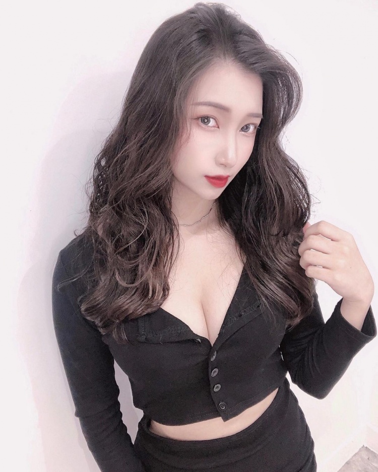 想當母球衝擊妳的心！氣質妹自帶「飽滿九號球」露出滿滿春光：一起打撞球-第1章-图片7