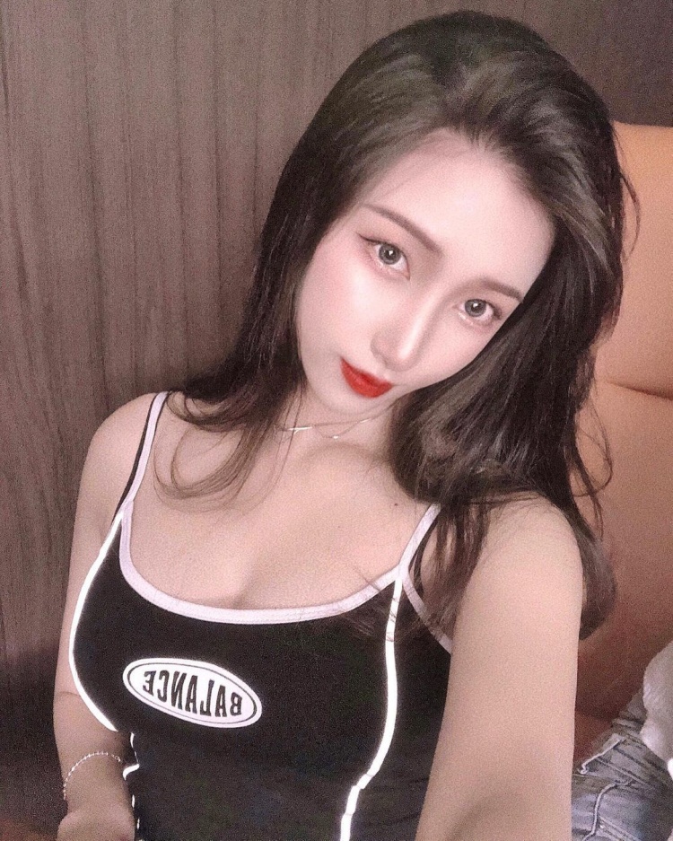 想當母球衝擊妳的心！氣質妹自帶「飽滿九號球」露出滿滿春光：一起打撞球-第1章-图片8