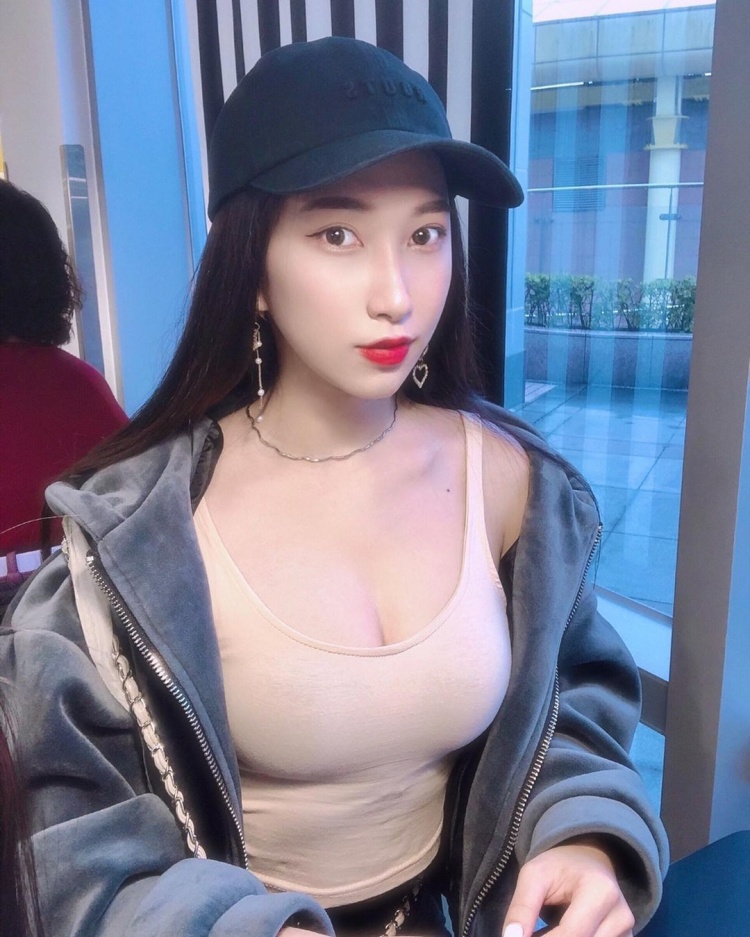 想當母球衝擊妳的心！氣質妹自帶「飽滿九號球」露出滿滿春光：一起打撞球-第1章-图片14