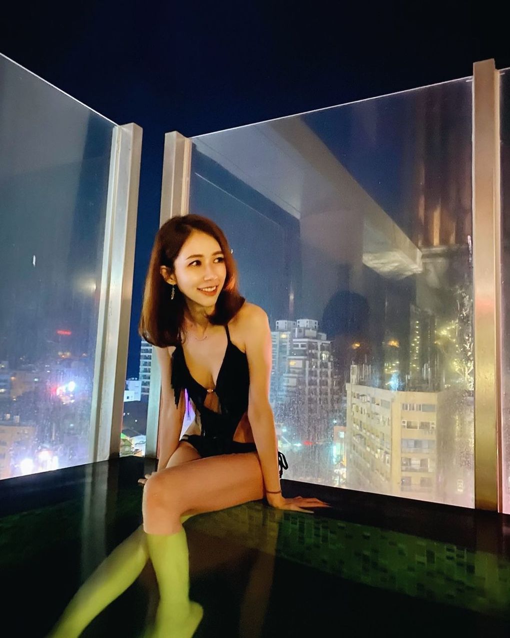 氣質空姐「Tiffany」巴掌小臉、水靈大眼睛的甜美女神，空中瑜伽維持性感好體態-第1章-图片1