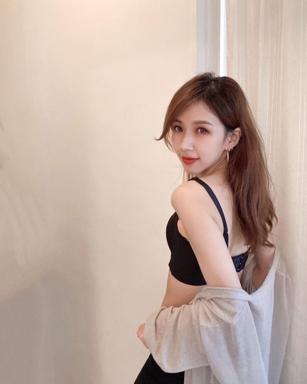 氣質空姐「Tiffany」巴掌小臉、水靈大眼睛的甜美女神，空中瑜伽維持性感好體態-第1章-图片10