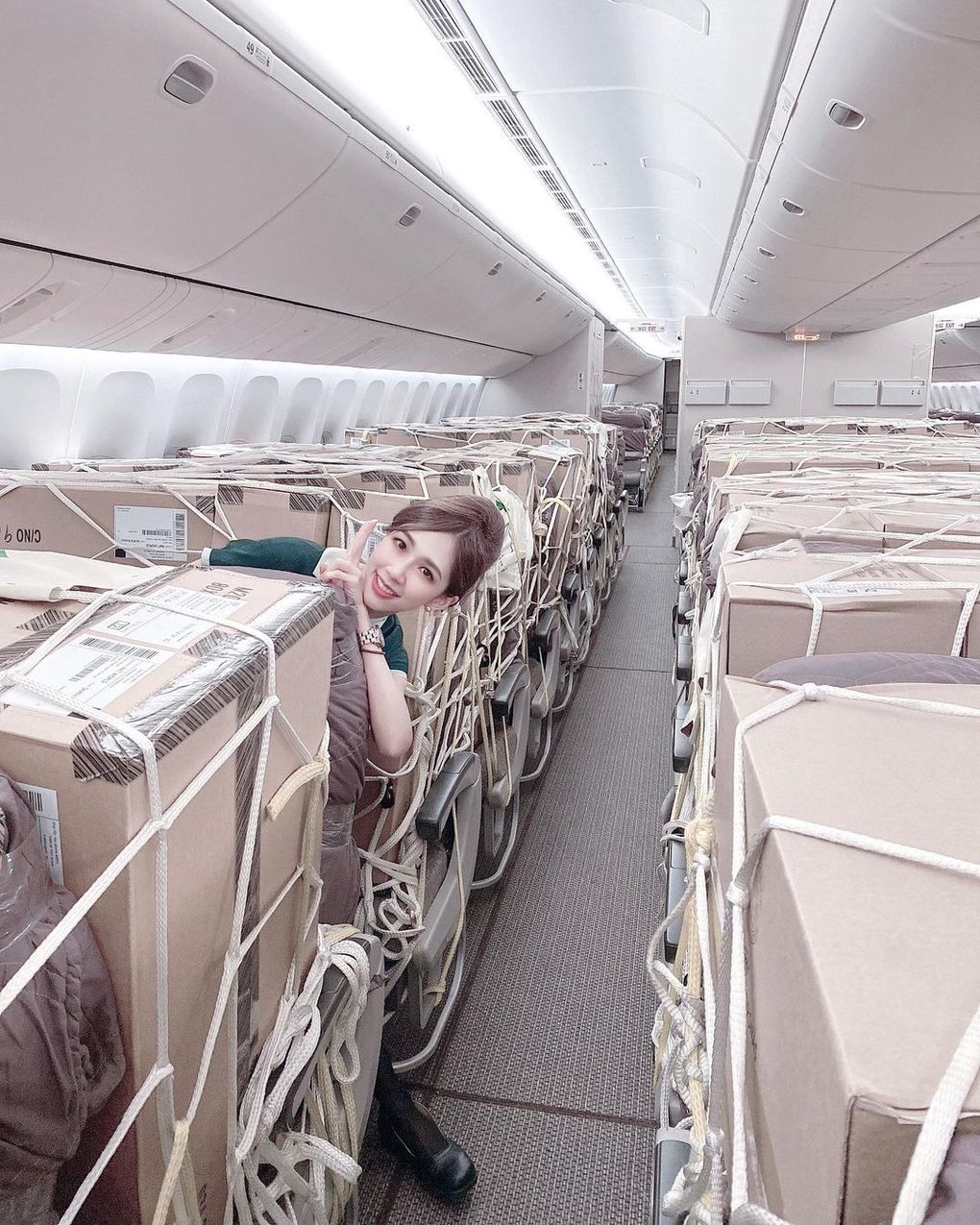 氣質空姐「Tiffany」巴掌小臉、水靈大眼睛的甜美女神，空中瑜伽維持性感好體態-第1章-图片11