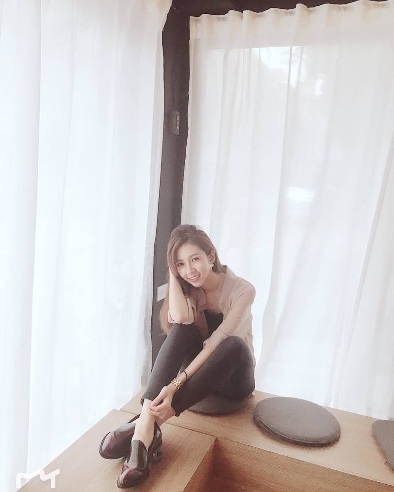 氣質空姐「Tiffany」巴掌小臉、水靈大眼睛的甜美女神，空中瑜伽維持性感好體態-第1章-图片13