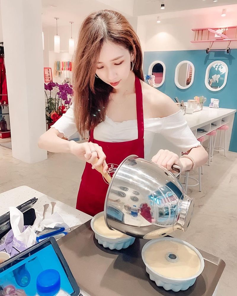 氣質空姐「Tiffany」巴掌小臉、水靈大眼睛的甜美女神，空中瑜伽維持性感好體態-第1章-图片18