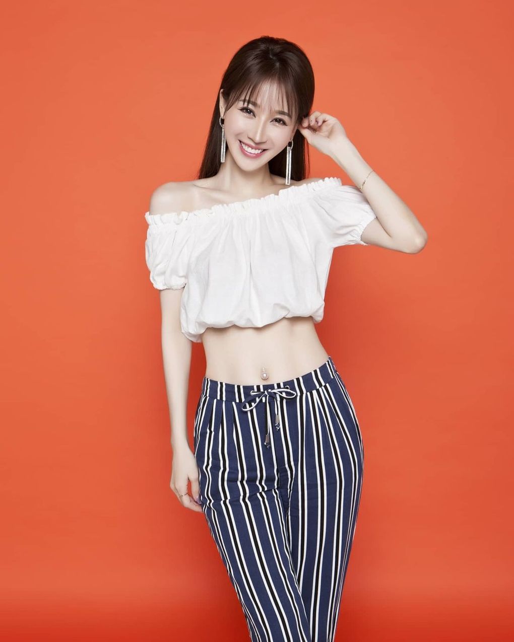 美女直播主太性感「珈菲 Garfield」超胸身材加上腹肌，甜美女神還會畫畫跟唱歌-第1章-图片5