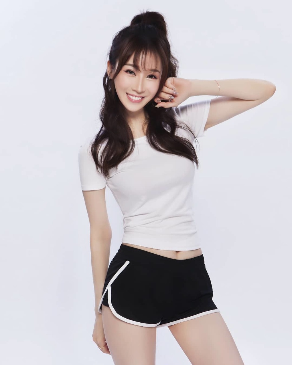 美女直播主太性感「珈菲 Garfield」超胸身材加上腹肌，甜美女神還會畫畫跟唱歌-第1章-图片8