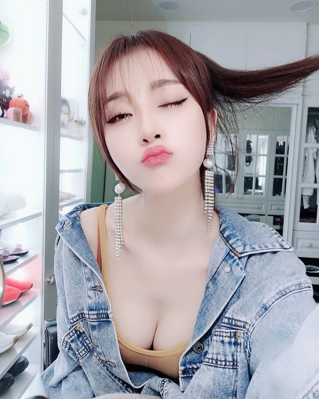 美女直播主太性感「珈菲 Garfield」超胸身材加上腹肌，甜美女神還會畫畫跟唱歌-第1章-图片11