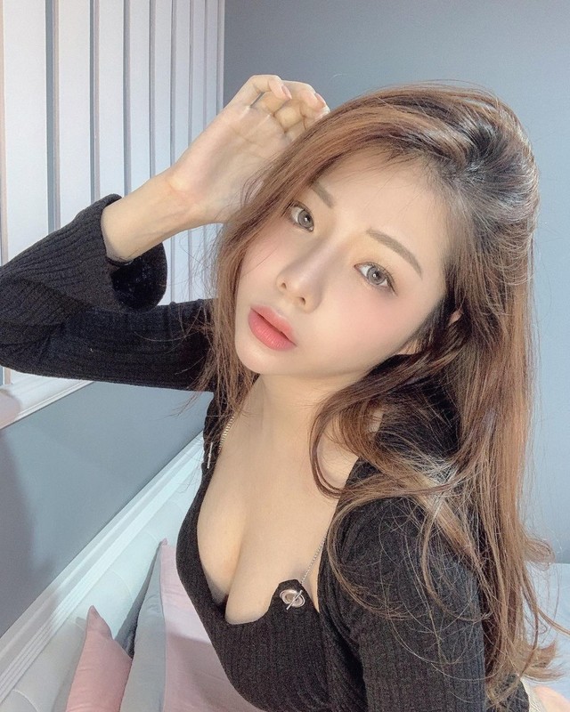 正妹晴天低胸自拍露「W型雪乳」難得解放好性感-第1章-图片11