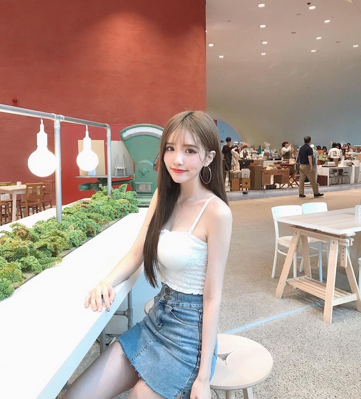 正妹安恬甜美用餐超萌臉蛋與微露事業線超正讓人戀愛-第1章-图片1