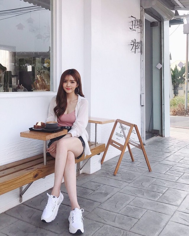 正妹安恬甜美用餐超萌臉蛋與微露事業線超正讓人戀愛-第1章-图片2