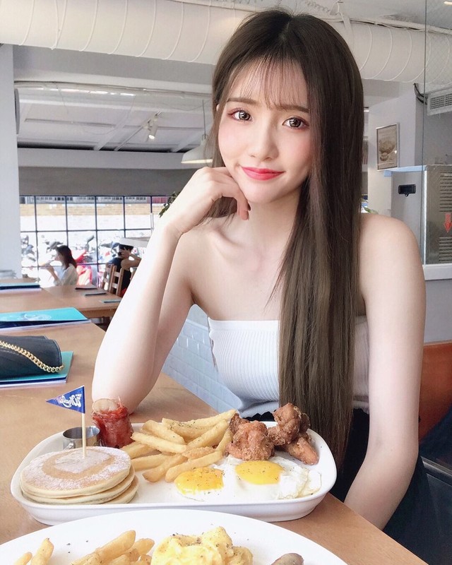 正妹安恬甜美用餐超萌臉蛋與微露事業線超正讓人戀愛-第1章-图片3