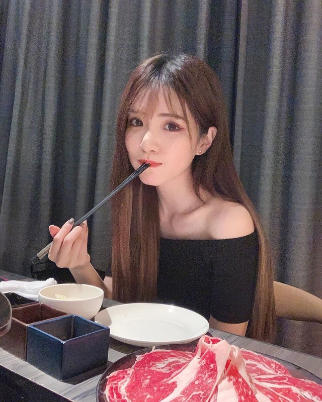 正妹安恬甜美用餐超萌臉蛋與微露事業線超正讓人戀愛-第1章-图片4