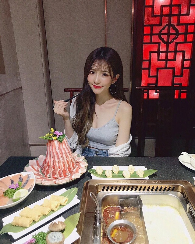 正妹安恬甜美用餐超萌臉蛋與微露事業線超正讓人戀愛-第1章-图片5
