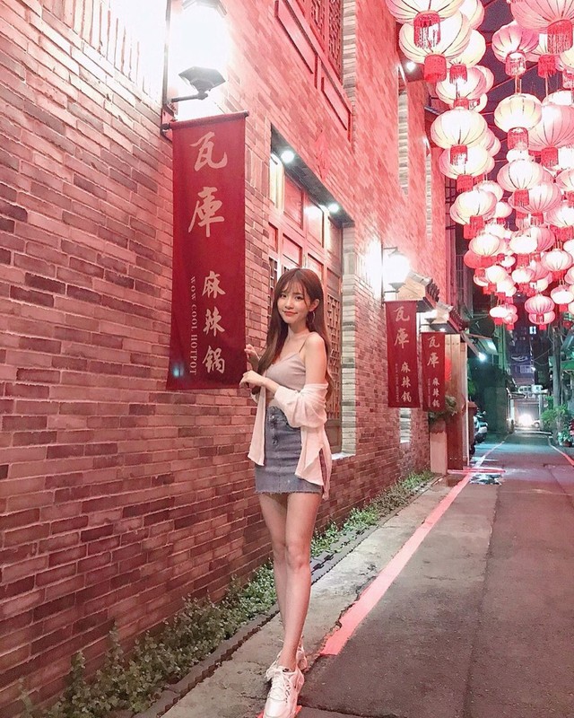 正妹安恬甜美用餐超萌臉蛋與微露事業線超正讓人戀愛-第1章-图片7